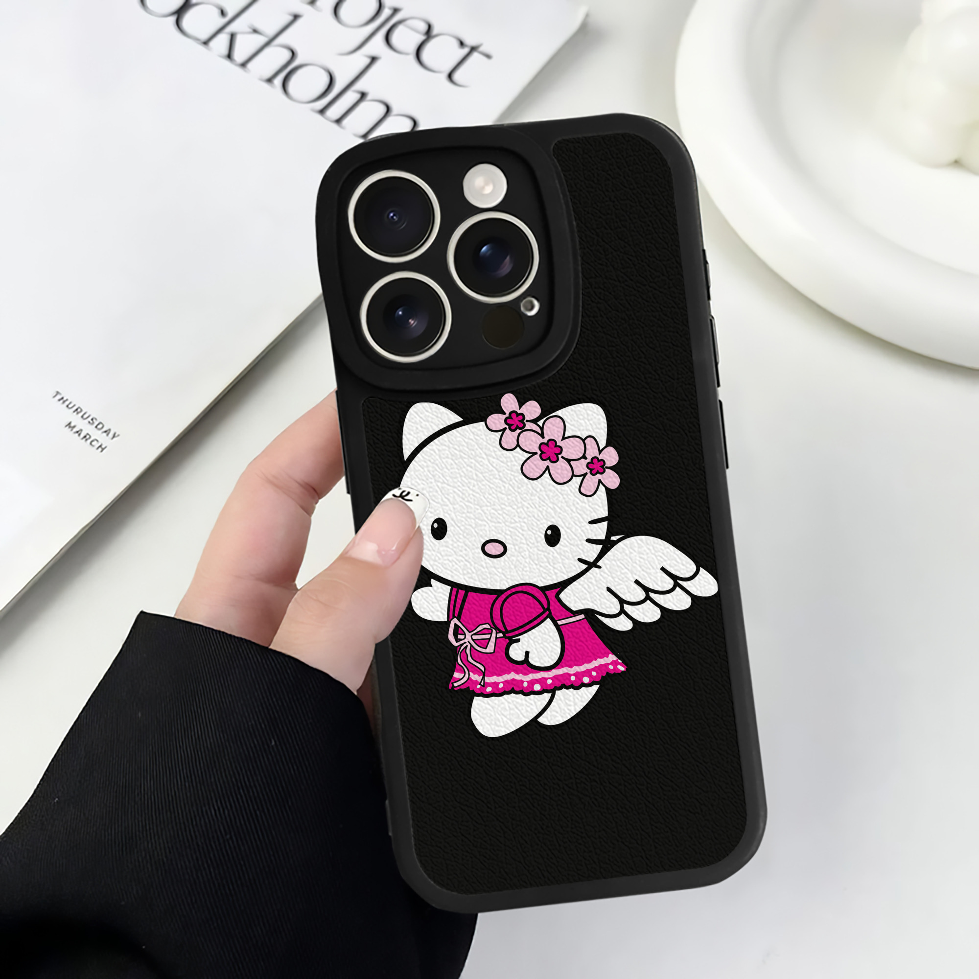 （画像用） Hello Kitty ハローキティ 【iPhone 16シリーズ対応】シリコンスマホケース（レザー調） 材質：シリコン